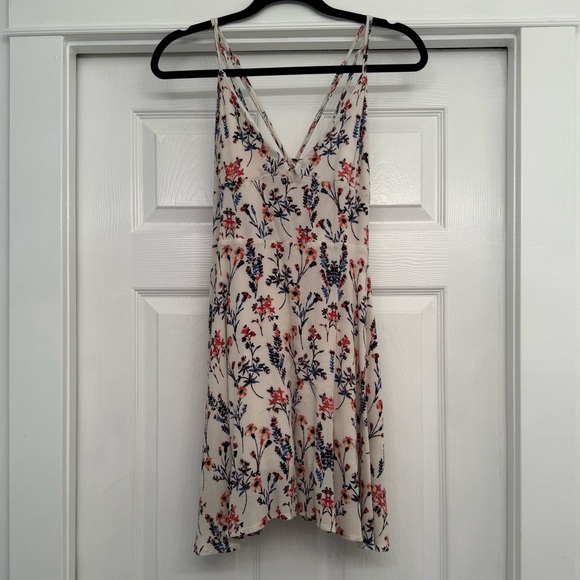 Dance & Marvel Dresses & Skirts - Dance & Marvel L Floral V-Neck Dress